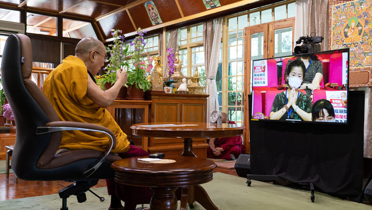 Su Santidad explicando el texto «Ocho versos para entrenar la mente» por videoconferencia a un grupo de Taiwán que celebra su 85 cumpleaños desde su residencia en Dharamsala, HP, India, el 5 de julio de 2020. Foto de Ven Tenzin Jamphel