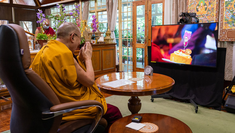 Un miembro del público en Taiwán sosteniendo un pastel de cumpleaños para Su Santidad el Dalái Lama al final de su corta enseñanza sobre el Entrenamiento de la Mente por enlace de video desde su residencia en Dharamsala, HP, India el 5 de julio de 2020.