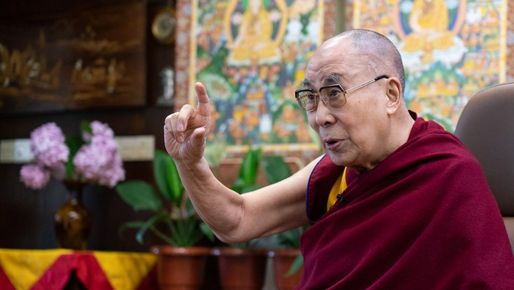 Su Santidad el Dalái Lama hablando a los miembros de la Policía Metropolitana por videoconferencia desde su residencia en Dharamsala, HP, India, el 8 de julio de 2020. Foto de Ven Tenzin Jamphel