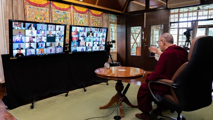 Su Santidad el Dalái Lama entablando una conversación con miembros de la Policía Metropolitana por videoconferencia desde su residencia en Dharamsala, HP, India, el 8 de julio de 2020. Foto de Ven Tenzin Jamphel