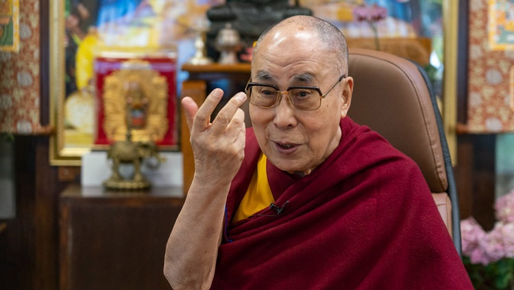 Su Santidad el Dalái Lama respondiendo a las preguntas de los miembros de la Policía Metropolitana durante su conversación por enlace de vídeo desde su residencia en Dharamsala, HP, India, el 8 de julio de 2020. Foto de Ven Tenzin Jamphel