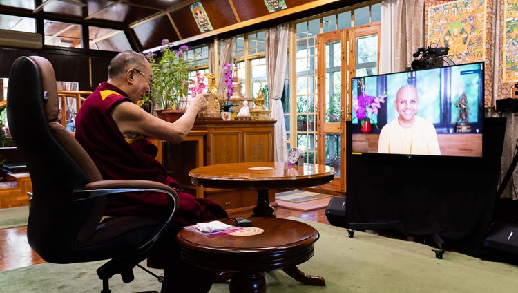 Su Santidad el Dalái Lama saludando a Gaur Gopal Das al comienzo de su conversación por enlace de vídeo desde su residencia en Dharamsala, HP, India, el 14 de julio de 2020. Foto de Ven Tenzin Jamphel