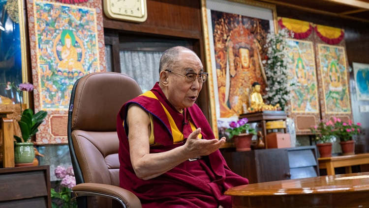 Su Santidad el Dalái Lama hablando con Gaur Gopal Das por videoconferencia desde su residencia en Dharamsala, HP, India, el 14 de julio de 2020. Foto de Ven Tenzin Jamphel