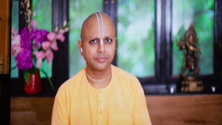 Gaur Gopal Das, un monje perteneciente a la Sociedad Internacional para la Conciencia de Krishna (ISKCON), escuchando a Su Santidad el Dalái Lama por video enlace durante su conversación el 14 de julio de 2020. Foto de Ven Tenzin Jamphel