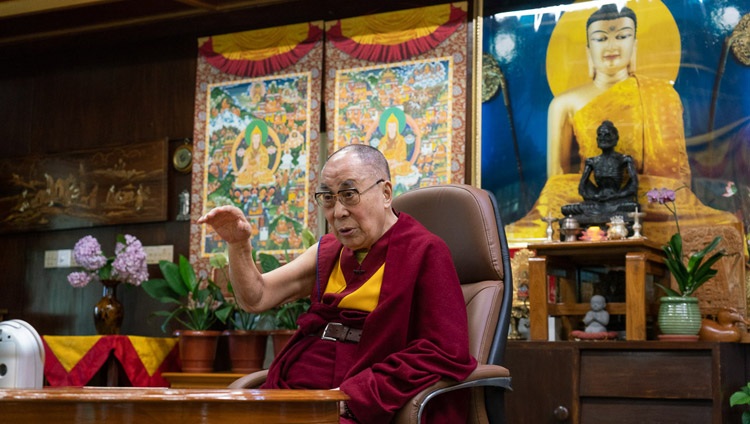 Su Santidad el Dalái Lama hablando con Gaur Gopal Das por enlace de video desde su residencia en Dharamsala, HP, India el 14 de julio de 2020. Foto de Ven Tenzin Jamphel