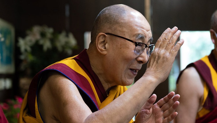 Su Santidad el Dalái Lama saludando a los miembros de Nalanda Shiksha que reconoció en las pantallas frente a él al llegar para el segundo día de enseñanza por videoconferencia desde su residencia en Dharamsala, HP, India, el 18 de julio de 2020. Foto de Ven Tenzin Jamphel