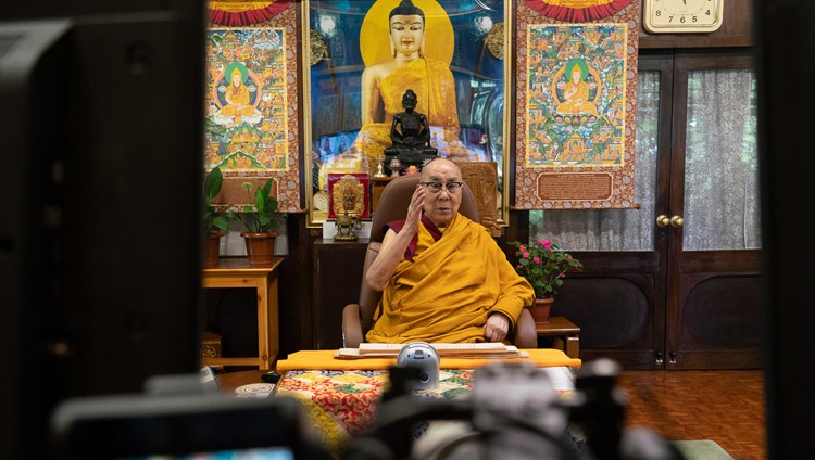 Su Santidad el Dalai Lama hablando por videoconferencia desde su residencia en Dharamsala, HP, India, en el segundo día de enseñanzas solicitadas por Nalanda Shiksha. Foto de Ven Tenzin Jamphel