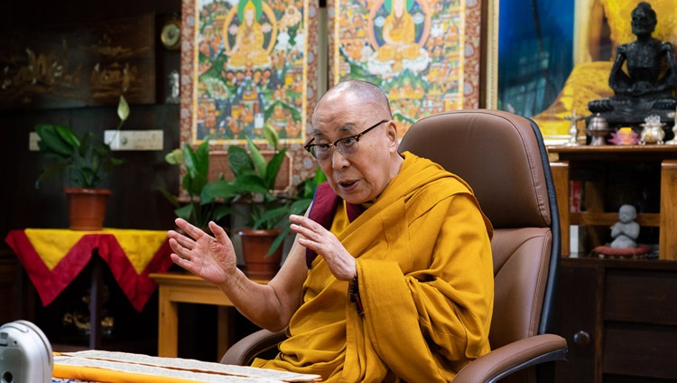 Su Santidad el Dalái Lama comentando el «Ingreso al Camino Medio» de Chandrakirti en el segundo día de enseñanzas por videoconferencia desde su residencia en Dharamsala, HP, India, el 18 de julio de 2020. Foto de Ven Tenzin Jamphel