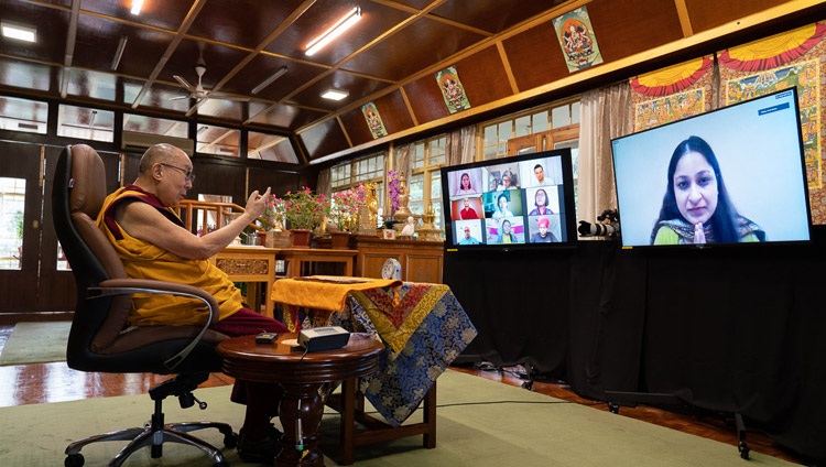 Su Santidad el Dalái Lama respondiendo a una pregunta de un miembro de la audiencia virtual en el segundo día de sus enseñanzas desde su residencia en Dharamsala, HP, India el 18 de julio de 2020. Foto de Ven Tenzin Jamphel