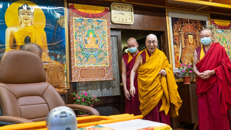 Su Santidad el Dalái Lama llegando a su sala de estar en su residencia en Dharamsala, HP, India para el tercer día de enseñanzas solicitado por Nalanda Shiska por videoconferencia el 19 de julio de 2020. Foto de Ven Tenzin Jamphel