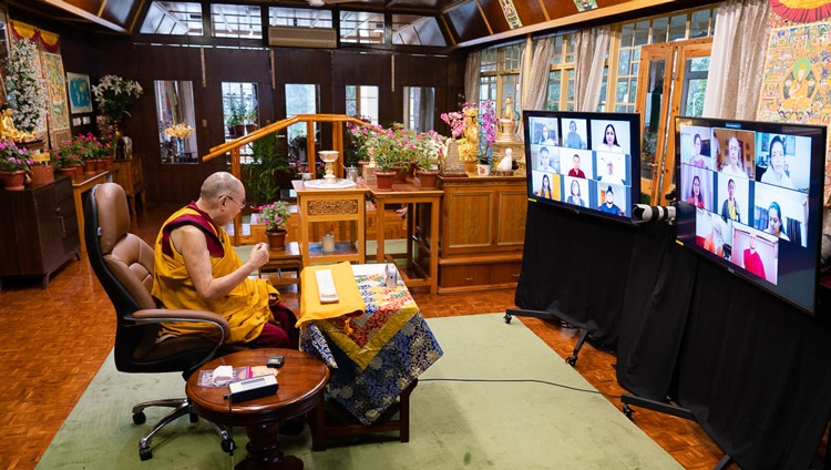 Su Santidad el Dalái Lama hablando por videoconferencia a los miembros de Nalanda Shiksha desde su residencia en Dharamsala, HP, India, el 19 de julio de 2020. Foto de Ven Tenzin Jamphel