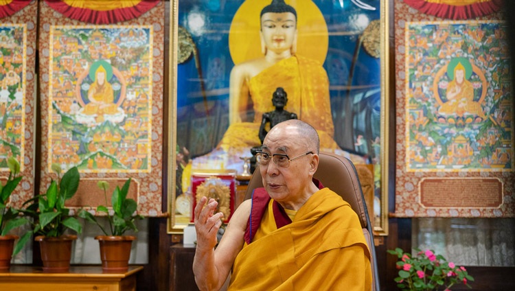 Su Santidad el Dalái Lama hablando en el tercer día de enseñanzas solicitadas por Nalanda Shiksha desde su residencia en Dharamsala, HP, India el 19 de julio de 2020. Foto de Ven Tenzin Jamphel