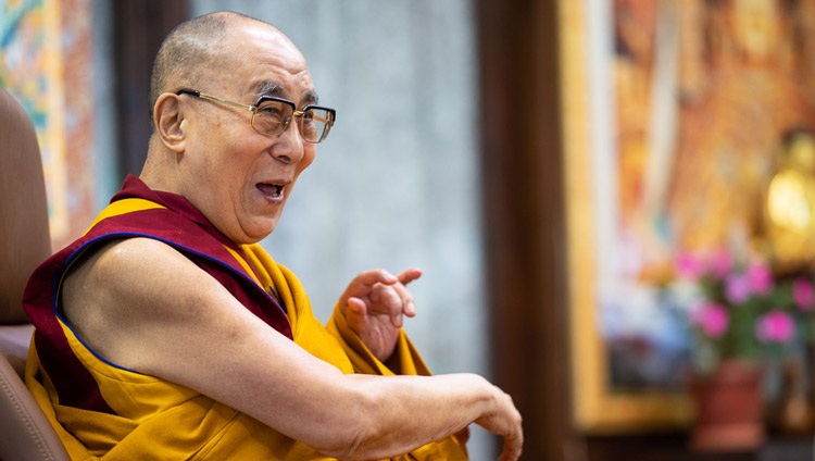 Su Santidad el Dalái Lama disfrutando de un momento de risa mientras responde a las preguntas de la audiencia virtual durante su enseñanza por videoconferencia desde su residencia en Dharamsala, HP, India, el 19 de julio de 2020. Foto de Ven Tenzin Jamphel