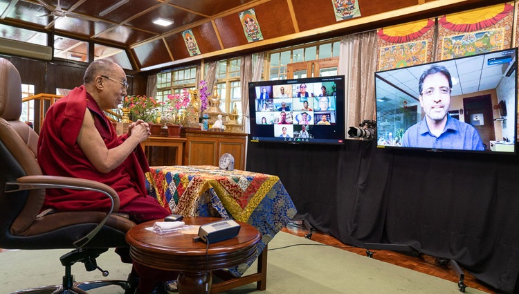 Su Santidad el Dalái Lama es recibido por el Dr. Akshay Anand, Profesor, PGIMER, Chandigarh al comienzo de su conversación sobre la Compasión en la Práctica Médica desde su residencia en Dharamsala, HP, India el 23 de julio de 2020. Foto de Ven Tenzin Jamphel