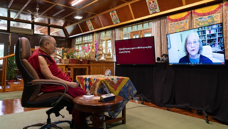 Su Santidad el Dalái Lama escuchando una pregunta de la Dra. Elizabeth Blackburn durante su charla a la Asociación Mundial de Médicos de Origen Indio (GAPIO) y a los becarios de yoga PGIMER desde su residencia en Dharamsala, HP, India el 23 de julio de 2020. Foto de Ven Tenzin Jamphel