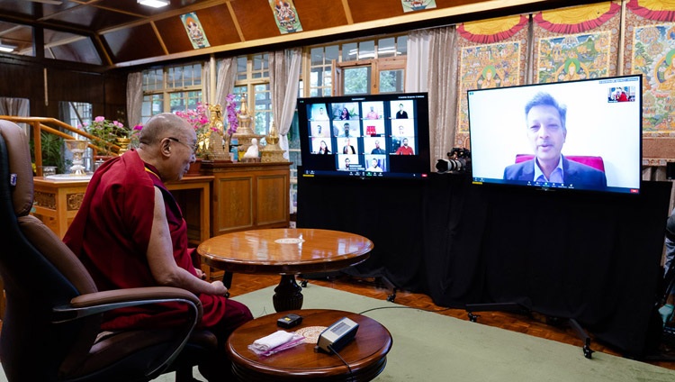 El profesor Raman Mittal de la Facultad de Derecho de la Universidad de Delhi dando la bienvenida a Su Santidad el Dalái Lama a la reunión virtual con estudiantes de instituciones educativas de la India por medio de videoconferencia desde su residencia en Dharamsala, HP, India, el 29 de julio de 2020. Foto de Ven Tenzin Jamphel