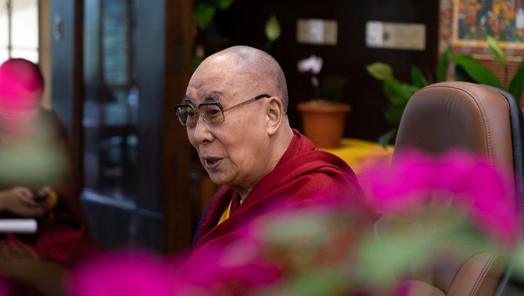 Su Santidad el Dalái Lama hablando sobre «Compasión: la respuesta en un mundo turbulento» por videoconferencia desde su residencia en Dharamsala, HP, India el 29 de julio de 2020. Foto de Ven Tenzin Jamphel