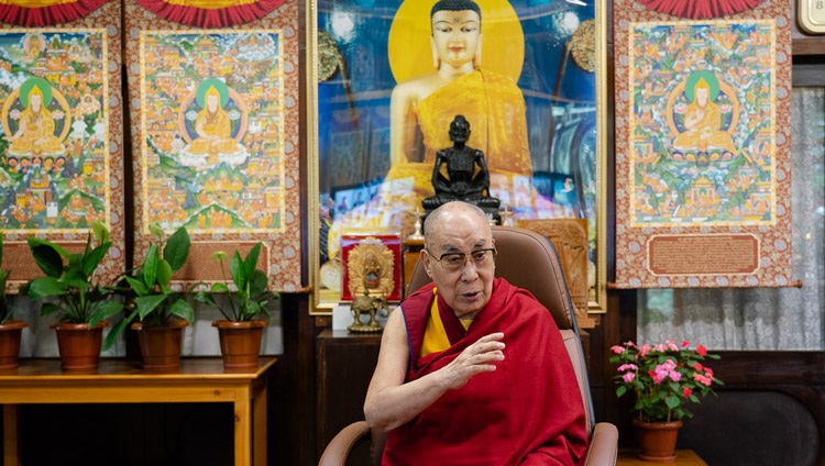 Su Santidad el Dalái Lama dirigiéndose a un grupo de estudiantes de instituciones educativas de la India desde su residencia en Dharamsala, HP, India, el 29 de julio de 2020. Foto de Ven Tenzin Jamphel