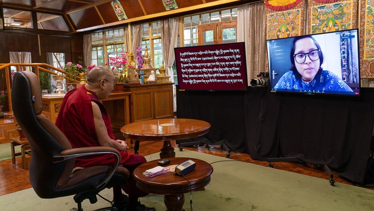 Una participante formulando una pregunta a Su Santidad el Dalái Lama durante su reunión virtual con estudiantes de instituciones educativas indias desde su residencia en Dharamsala, HP, India, el 29 de julio de 2020. Foto de Ven Tenzin Jamphel