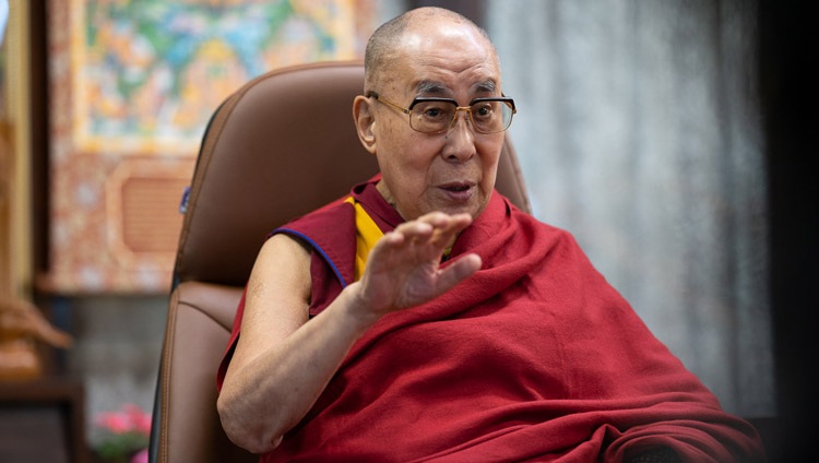 Su Santidad el Dalái Lama respondiendo a una pregunta durante su encuentro virtual con estudiantes de instituciones educativas indias desde su residencia en Dharamsala, HP, India, el 29 de julio de 2020. Foto de Teznin Phuntsok