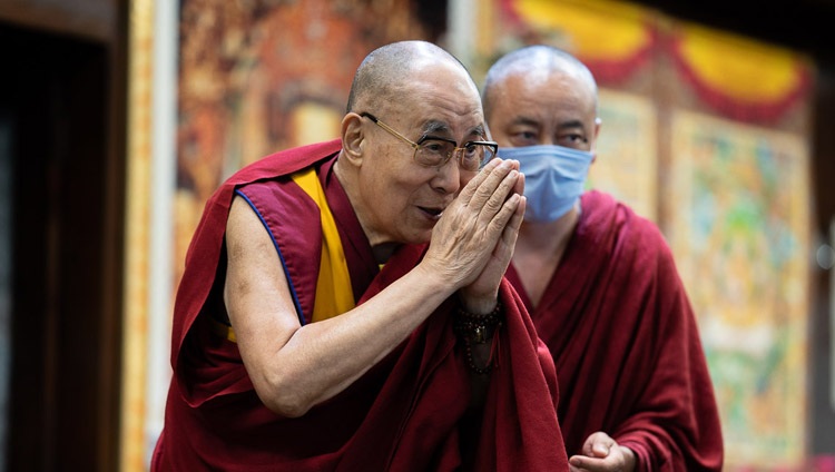 Su Santidad el Dalái Lama expresando su agradecimiento a los participantes al final de su reunión virtual con los estudiantes de las instituciones educativas de la India por medio de videoconferencia desde su residencia en Dharamsala, HP, India, el 29 de julio de 2020. Foto de Teznin Phuntsok