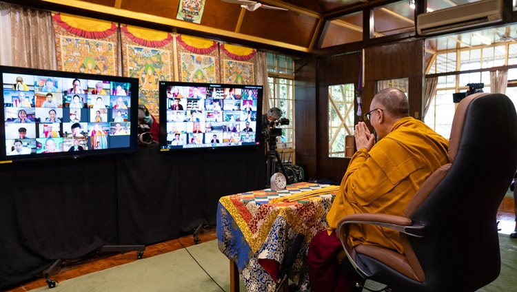 Su Santidad el Dalái Lama saludando a la audiencia virtual de jóvenes tibetanos al comienzo del segundo día de sus enseñanzas desde su residencia en Dharamsala, HP, India, el 5 de agosto de 2020. Foto de Ven Tenzin Jamphel