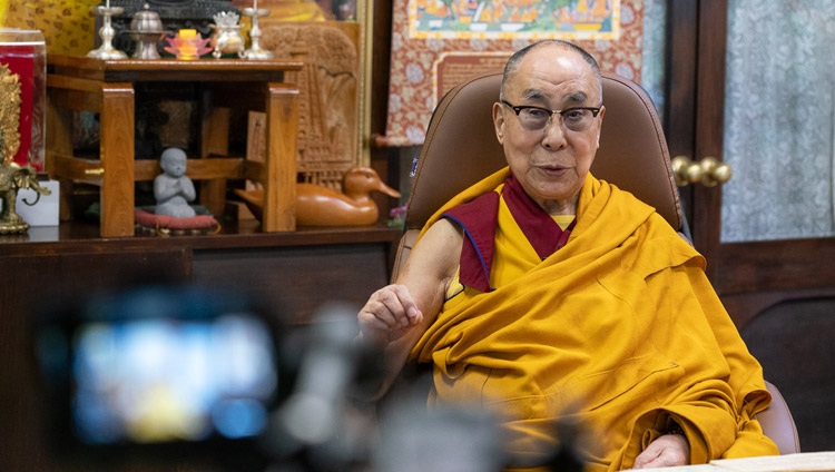 Su Santidad el Dalái Lama hablando en el segundo día de sus enseñanzas para la juventud tibetana por videoconferencia desde su residencia en Dharamsala, HP, India, el 5 de agosto de 2020. Foto de Ven Tenzin Jamphel