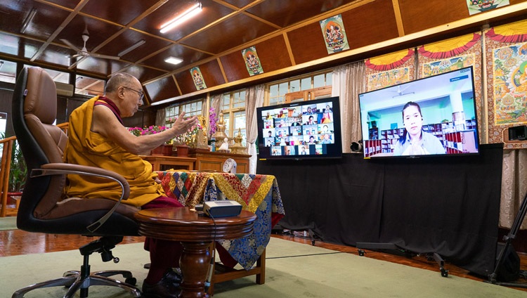 Su Santidad el Dalái Lama respondiendo a una pregunta de un joven tibetano durante el segundo día de enseñanzas por videoconferencia desde su residencia en Dharamsala, HP, India el 5 de agosto de 2020. Foto de Ven Tenzin Jamphel