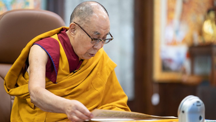 Su Santidad el Dalái Lama leyendo de la «Alabanza al Surgimiento Dependiente» de Tsongkhapa en el segundo día de enseñanzas para jóvenes tibetanos por videoconferencia desde su residencia en Dharamsala, HP, India, el 5 de agosto de 2020. Foto de Tenzin Phuntsok