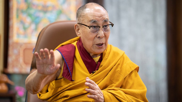 Su Santidad el Dalái Lama respondiendo a una pregunta de un miembro de la audiencia virtual en el segundo día de enseñanzas para jóvenes tibetanos por videoconferencia desde su residencia en Dharamsala, HP, India el 5 de agosto de 2020. Foto de Tenzin Phuntsok