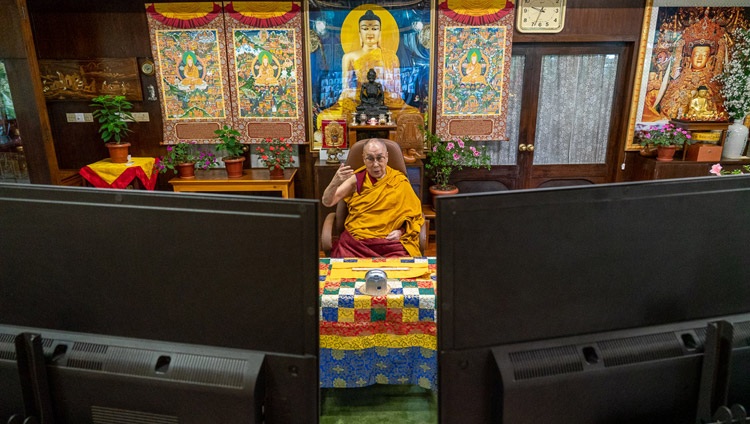 Su Santidad el Dalái Lama hablando a la audiencia virtual en el primer día de enseñanzas por videoconferencia desde su residencia en Dharamsala, HP, India, el 4 de septiembre de 2020. Foto de Ven Tenzin Jamphel