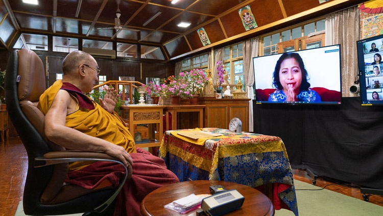 Su Santidad el Dalái Lama respondiendo a una pregunta de una integrante de la audiencia virtual en el primer día de sus enseñanzas desde su residencia en Dharamsala, HP, India el 4 de septiembre de 2020. Foto de Ven Tenzin Jamphel