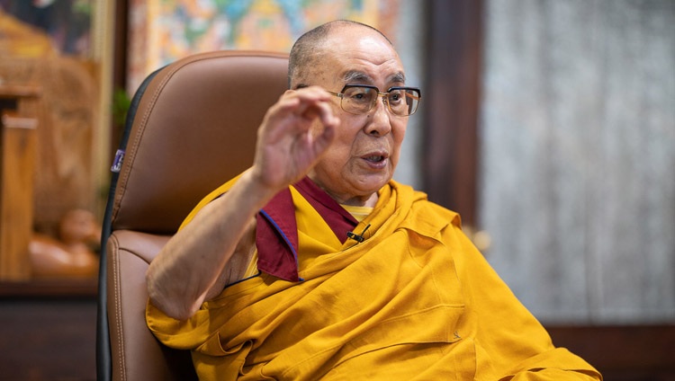 Su Santidad el Dalái Lama hablando en el primer día de las enseñanzas solicitadas por los estudiantes budistas en Asia desde su residencia en Dharamsala, HP, India, el 4 de septiembre de 2020. Foto de Ven Tenzin Jamphel