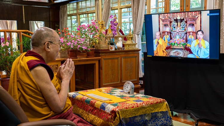 Monjas en Vietnam recitando el Sutra del Corazón al comienzo del segundo día de enseñanzas de Su Santidad el Dalái Lama solicitado por los budistas asiáticos por videoconferencia desde su residencia en Dharamsala, HP, India el 5 de septiembre de 2020. Foto de Ven Tenzin Jamphel