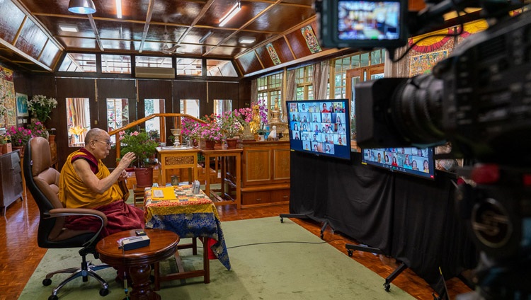 Su Santidad el Dalái Lama dirigiéndose a la audiencia virtual en el segundo día de enseñanzas por videoconferencia desde su residencia en Dharamsala, HP, India, el 5 de septiembre de 2020. Foto de Ven Tenzin Jamphel