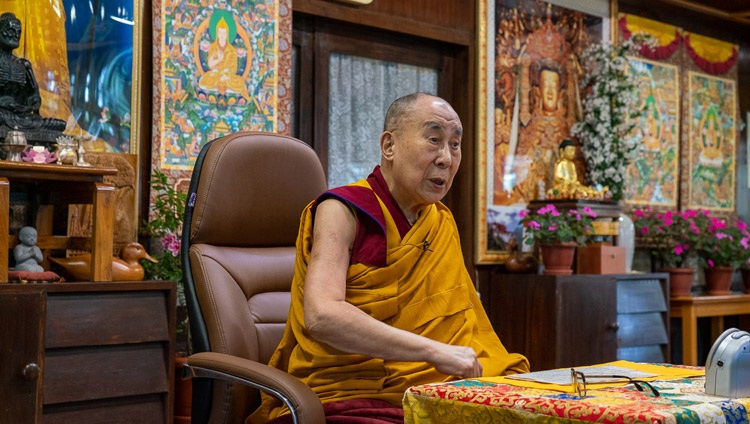 Su Santidad el Dalái Lama comentando los "Tres Aspectos Principales del Camino" de Tsongkhapa en el segundo día de enseñanzas por videoconferencia desde su residencia en Dharamsala, HP, India el 5 de septiembre de 2020. Foto de Ven Tenzin Jamphel