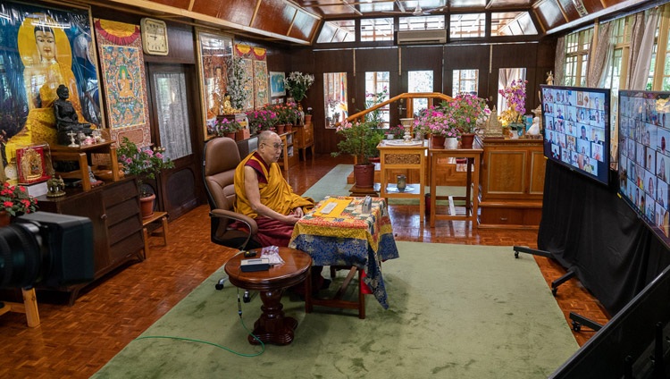 Su Santidad el Dalái Lama dirigiéndose a la audiencia virtual de los budistas asiáticos en el tercer día de enseñanzas por videoconferencia desde su residencia en Dharamsala, HP, India, el 6 de septiembre de 2020. Foto de Ven Tenzin Jamphel