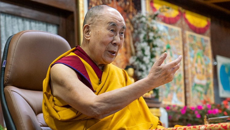 Su Santidad el Dalái Lama hablando a la audiencia virtual en el tercer día de enseñanzas solicitadas por los budistas asiáticos por videoconferencia desde su residencia en Dharamsala, HP, India el 6 de septiembre de 2020. Foto de Ven Tenzin Jamphel