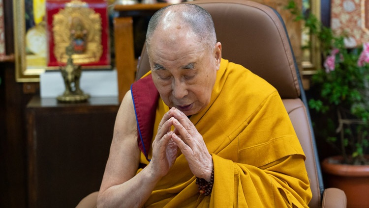 Su Santidad el Dalái Lama dirigiendo una ceremonia para generar bodichita en el tercer día de enseñanzas por videoconferencia desde su residencia en Dharamsala, HP, India, el 6 de septiembre de 2020. Foto de Ven Tenzin Jamphel