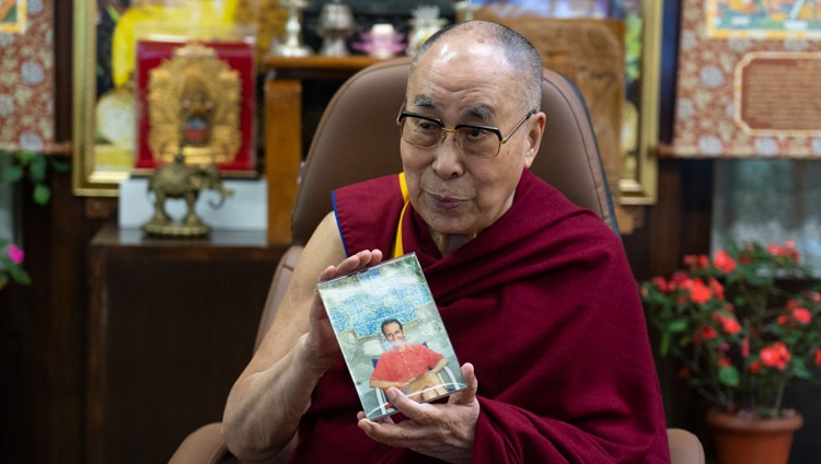 Su Santidad el Dalái Lama sostiene una fotografía de Francisco Verala, quien le introdujo en la ciencia moderna, al comienzo de su diálogo sobre «El cultivo de nuestra humanidad común en medio de la incertidumbre» desde su residencia en Dharamsala, HP, India, el 17 de septiembre de 2020. Foto de Ven Tenzin Jamphel