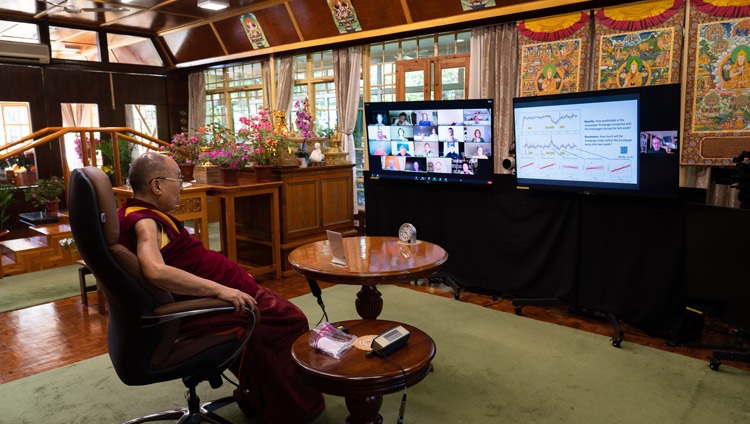 El Prof. Andreas Roepstorff del Centro de Mentes Interactivas de la Universidad de Aarhus (Dinamarca) presentando sus conclusiones a Su Santidad el Dalái Lama durante su diálogo por videoconferencia desde su residencia en Dharamsala, HP (India) el 17 de septiembre de 2020. Foto de Ven Tenzin Jamphel