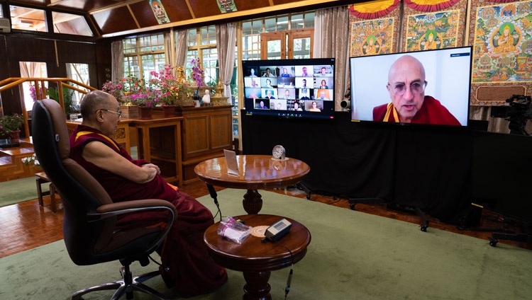 El moderador Ven Matthieu Ricard haciendo una pregunta a Su Santidad el Dalái Lama durante el diálogo sobre «El cultivo de nuestra humanidad común en medio de la incertidumbre» por videoconferencia desde su residencia en Dharamsala, HP, India, el 17 de septiembre de 2020. Foto de Ven Tenzin Jamphel