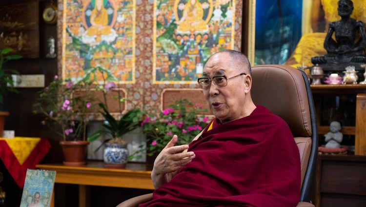 Su Santidad el Dalái Lama hablando durante el diálogo sobre «El cultivo de nuestra humanidad común en medio de la incertidumbre» por enlace de vídeo desde su residencia en Dharamsala, HP, India, el 17 de septiembre de 2020. Foto de Ven Tenzin Jamphel