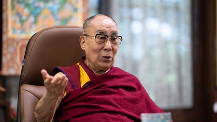 Su Santidad el Dalái Lama participando en el diálogo sobre «El cultivo de nuestra humanidad común en medio de la incertidumbre» por videoconferencia desde su residencia en Dharamsala, HP, India, el 17 de septiembre de 2020. Foto de Tenzin Phunstok