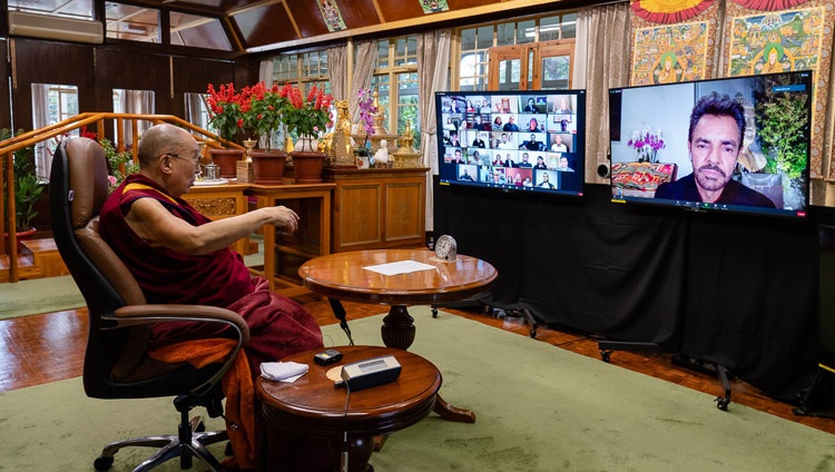 Su Santidad el Dalái Lama en conversación con Eugenio Derbez por videoconferencia desde su residencia en Dharamsala, HP, India, el 22 de septiembre de 2020. Foto de Ven Tenzin Jamphel