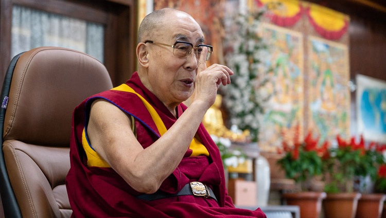 Su Santidad el Dalái Lama tomando la palabra durante su conversación con Eugenio Derbez sobre la Felicidad, el Humor y la Compasión por videoconferencia desde su residencia en Dharamsala, HP, India, el 22 de septiembre de 2020. Foto de Ven Tenzin Jamphel