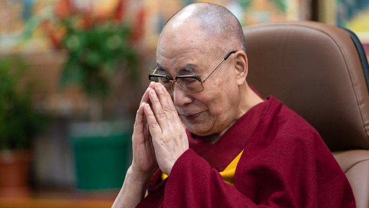 Su Santidad el Dalái Lama reflexionando sobre los ancianos y los profesionales de la salud que los atienden durante su conversación virtual con Eugenio Derbez desde su residencia en Dharamsala, HP, India, el 22 de septiembre de 2020. Foto de Tenzin Phuntsok