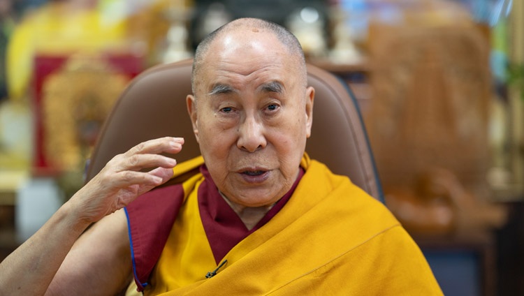 Su Santidad el Dalái Lama comentando sobre «La esencia del Buen Discurso» durante el segundo día de sus enseñanzas virtuales desde su residencia en Dharamsala, HP, India el 3 de octubre de 2020. Foto de Tenzin Phuntsok