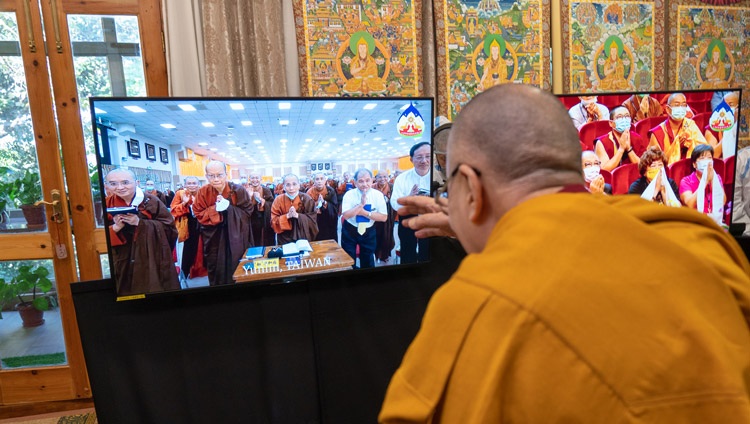 Su Santidad el Dalái Lama saluda con la mano a los dos grupos de la audiencia virtual mientras llega para el segundo día de enseñanzas desde su residencia en Dharamsala, HP, India, el 3 de octubre de 2020. Foto de Ven Tenzin Jamphel