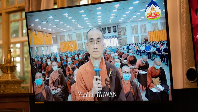 Un miembro de la audiencia virtual de Yunlin, Taiwán, haciendo una pregunta a Su Santidad el Dalái Lama durante el segundo día de enseñanzas desde su residencia en Dharamsala, HP, India el 3 de octubre de 2020. Foto de Ven Tenzin Jamphel